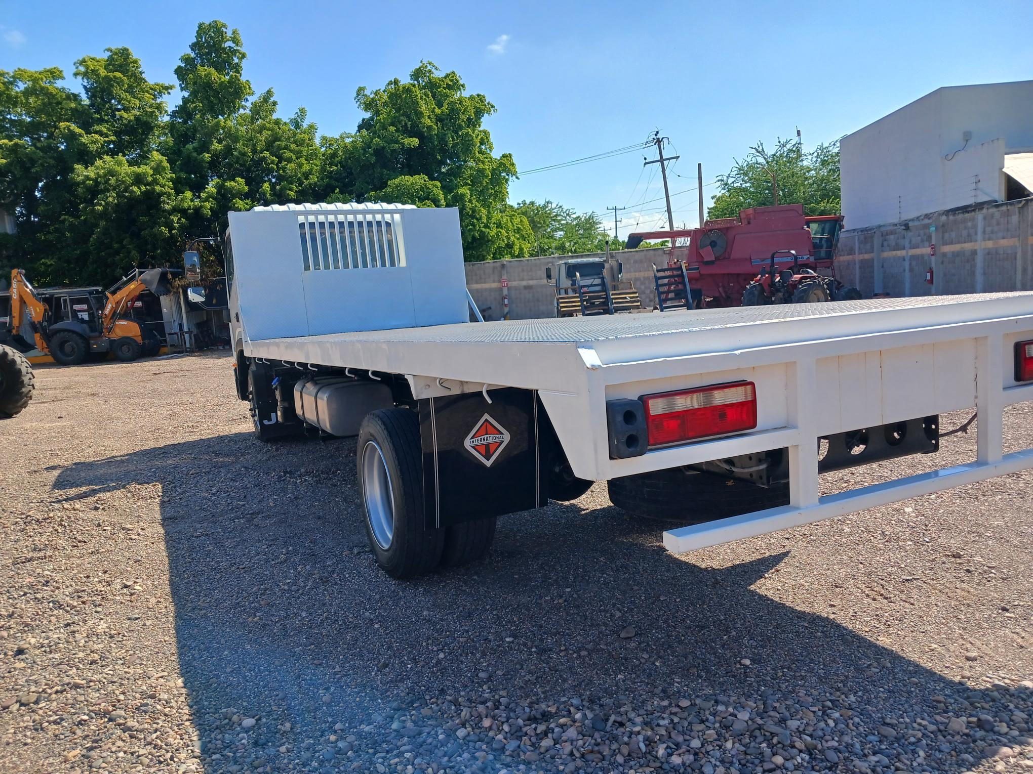 CAMION SEMINUEVO CITY STAR 6, AÑO 2020 CON PLATAFORMA DE 22 PIES