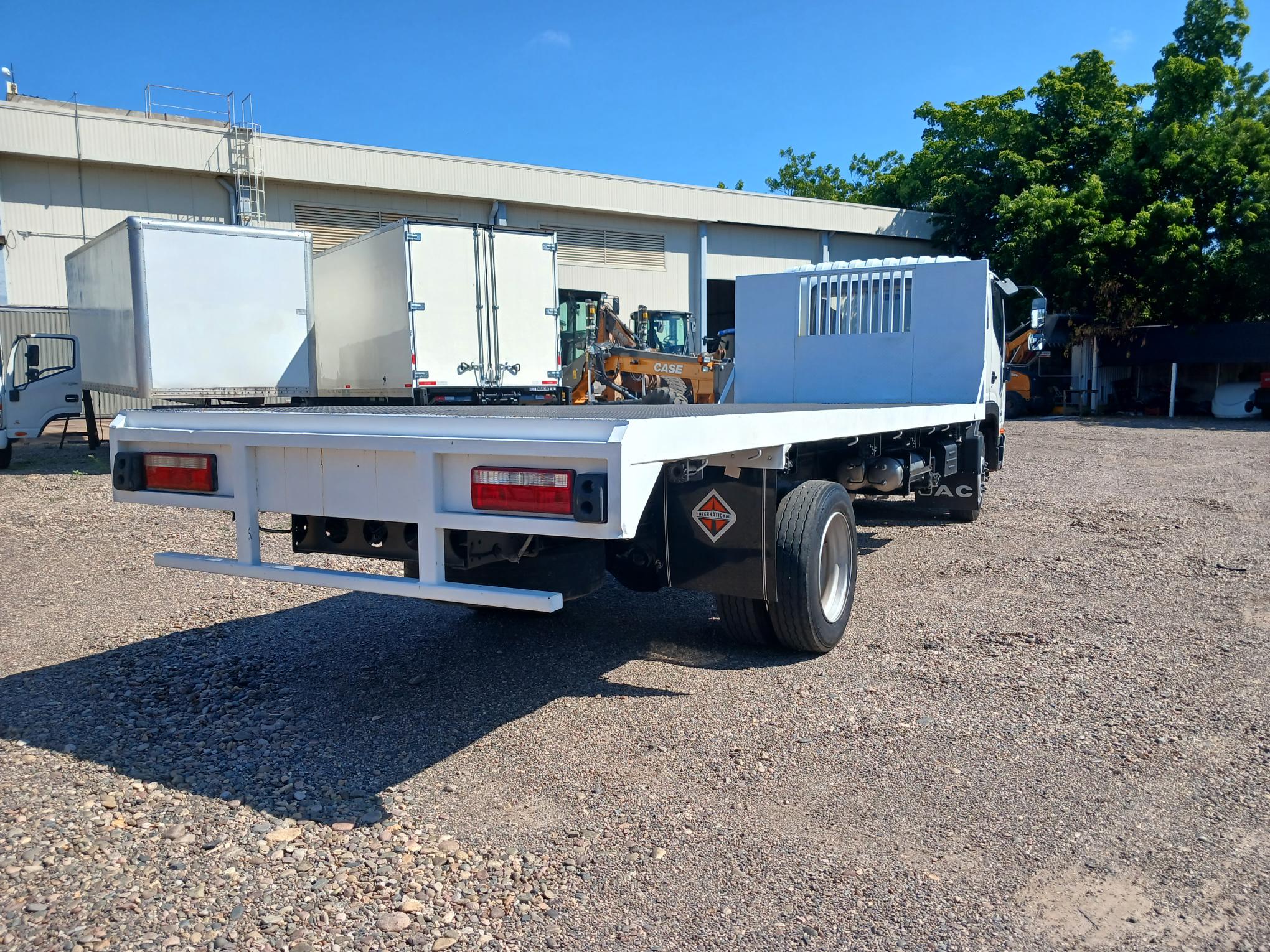 CAMION SEMINUEVO CITY STAR 6, AÑO 2020 CON PLATAFORMA DE 22 PIES