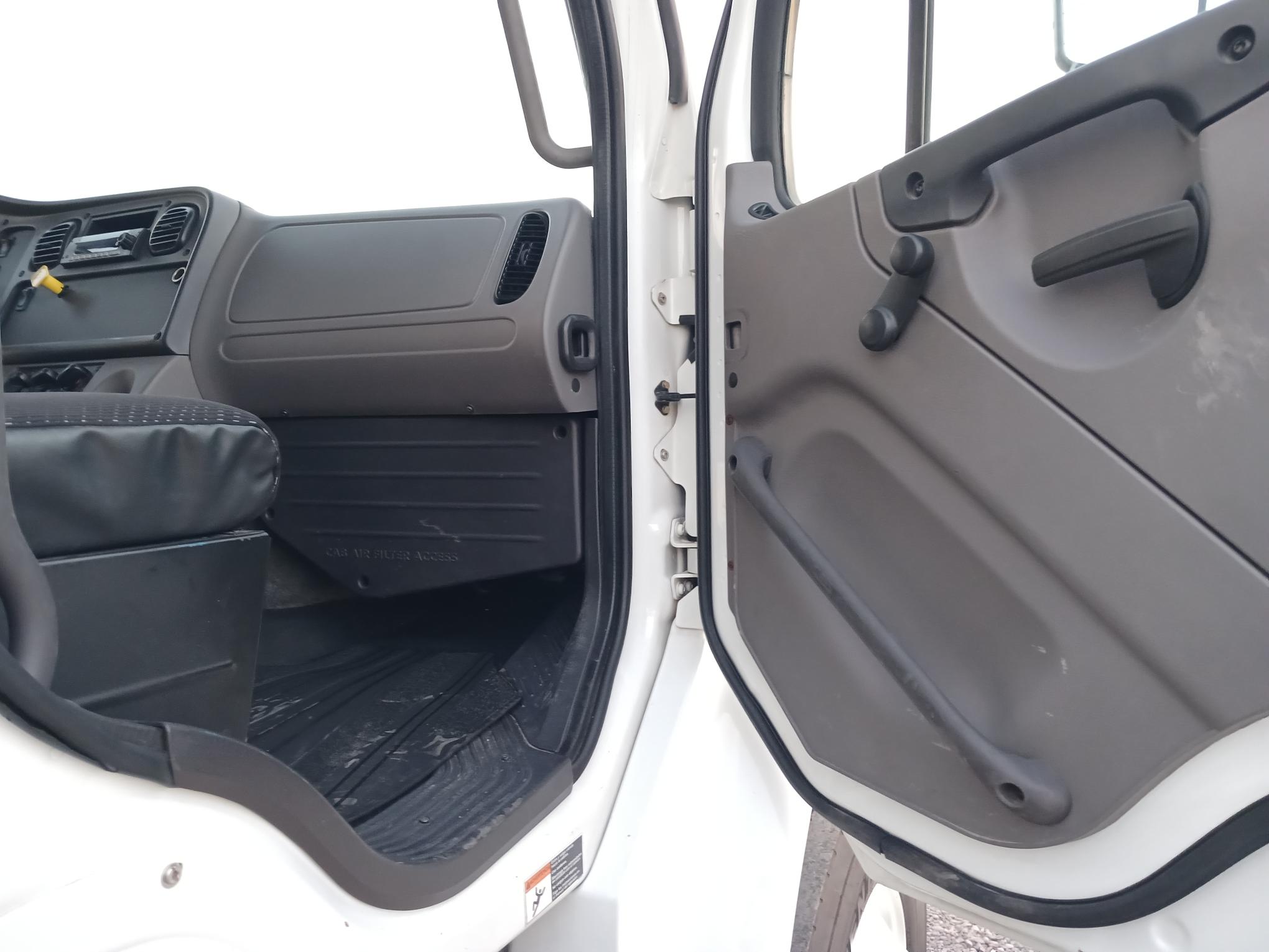 M2 35 K, AÑO 2023, CON CAJA DE 26 PIES