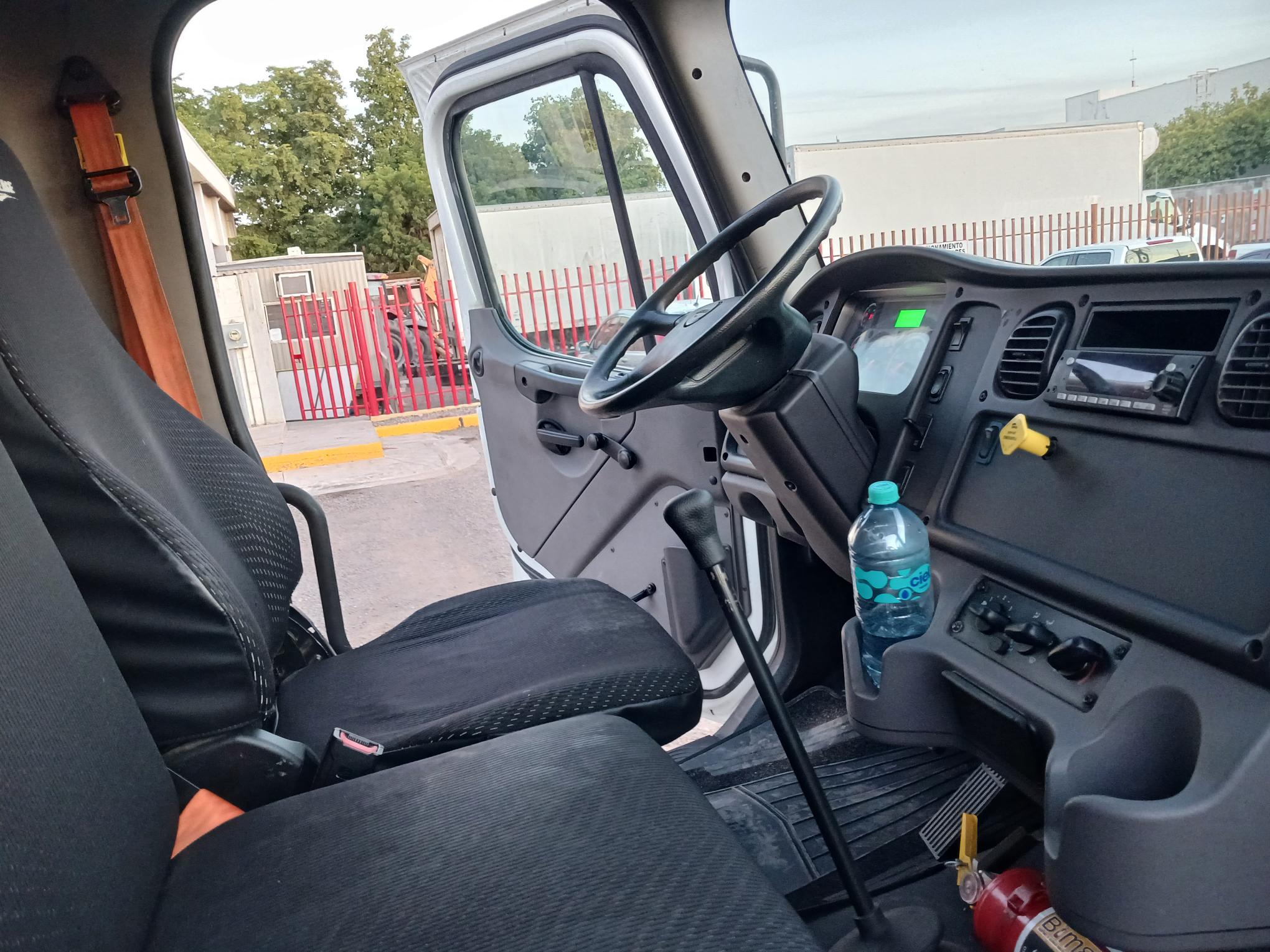 M2 35 K, AÑO 2023, CON CAJA DE 26 PIES