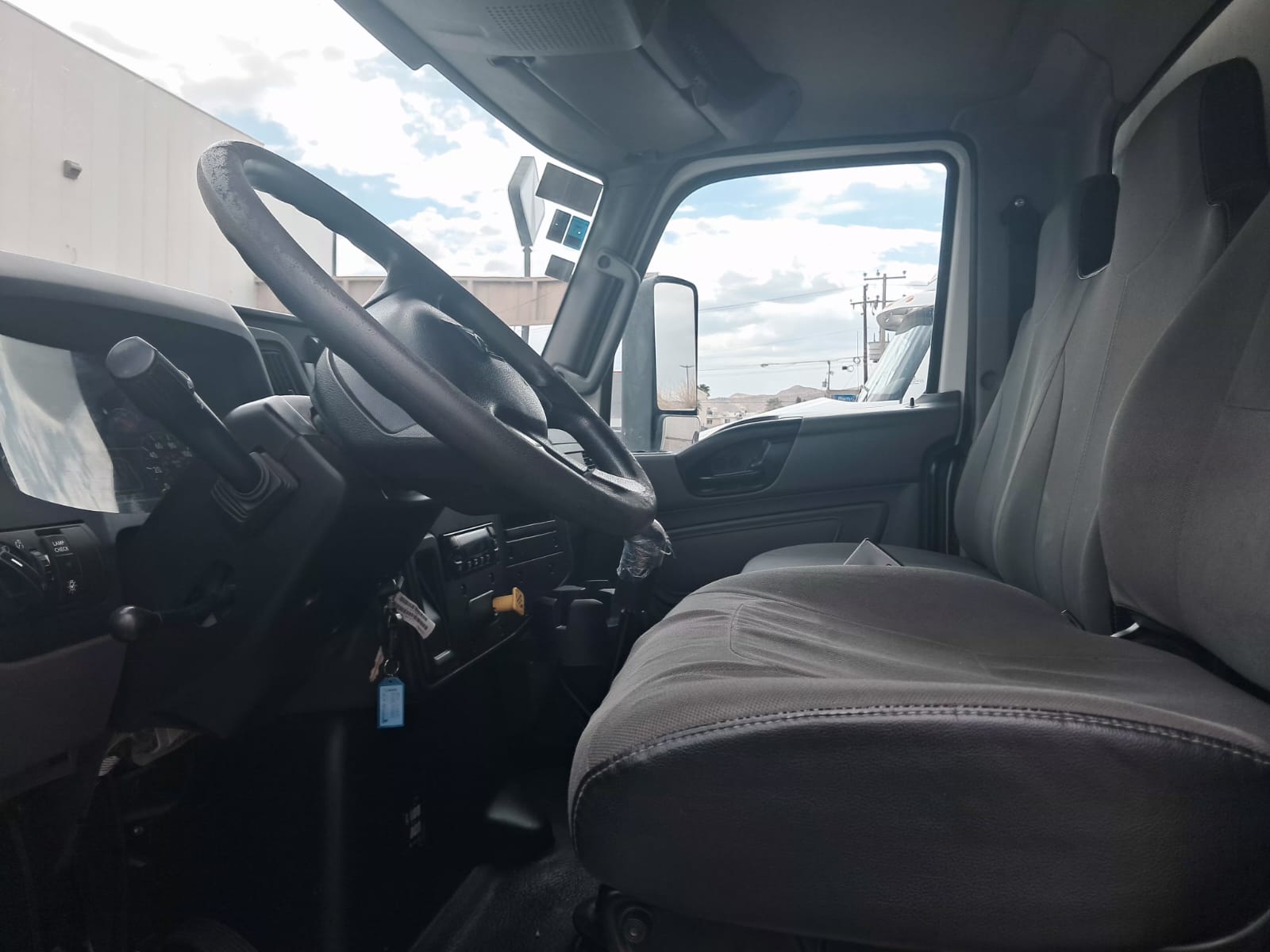 MV 4X2 2023 CON CAJA REFRIGERADA