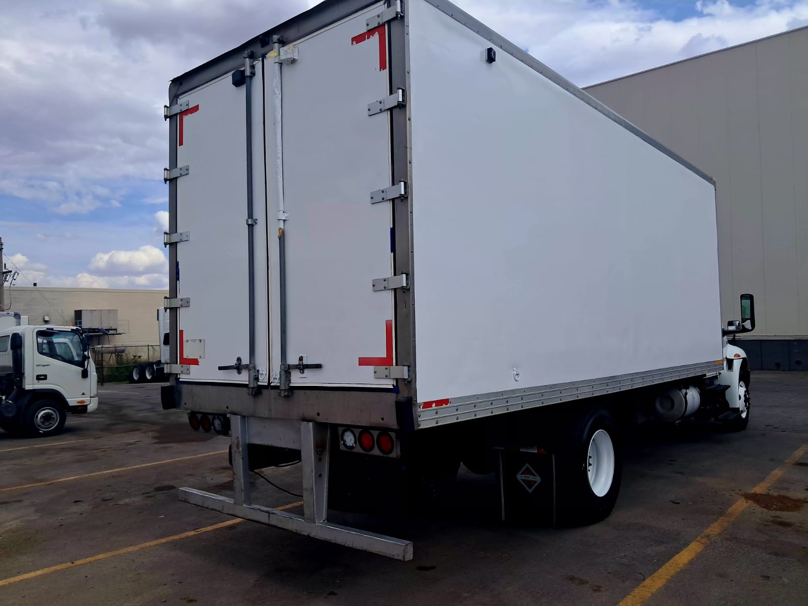 MV 4X2 2023 CON CAJA REFRIGERADA