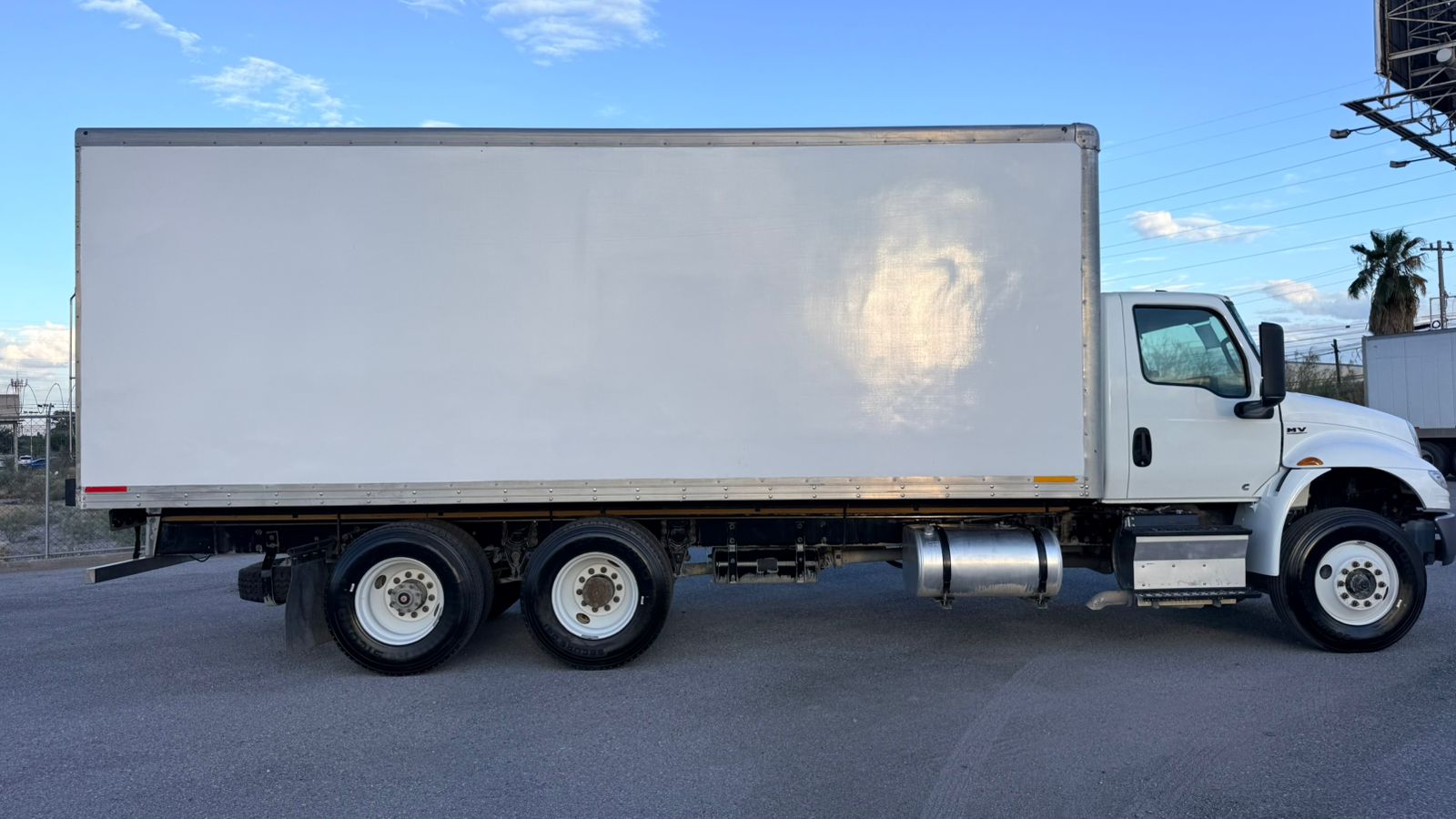 INTERNATIONAL MV 6X2 2024 CON CAJA CONSERVADORA 2020